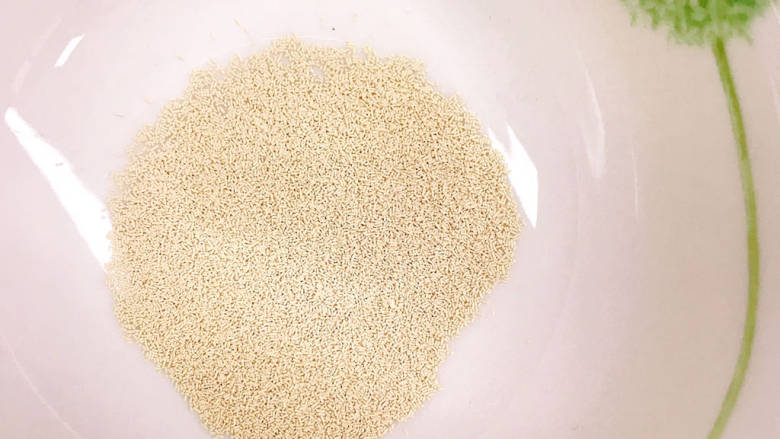 豆角焖卷子,酵母粉放入碗中