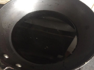 秋葵炒蛋,锅内水烧开