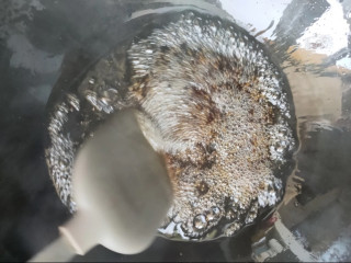 排骨土豆炖豆角,锅中准备好油，油烧热加入冰糖，冰糖溶化放入排骨翻炒，倒入料酒去腥。