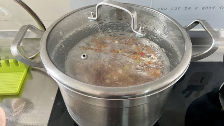 家常蒸排骨➕蒜蓉土豆蒸排骨,蒸锅坐锅烧水，水多一点别烧干了，水开，放入排骨，中火蒸30分钟