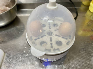 牛奶番薯粥➕牛奶鸡蛋红薯粥,煮粥时蒸两个鸡蛋，煮好后凉水浸泡剥壳