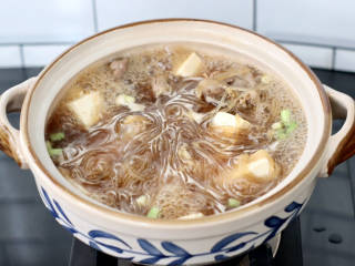 排骨豆腐砂锅,看见粉条煮至透明时。