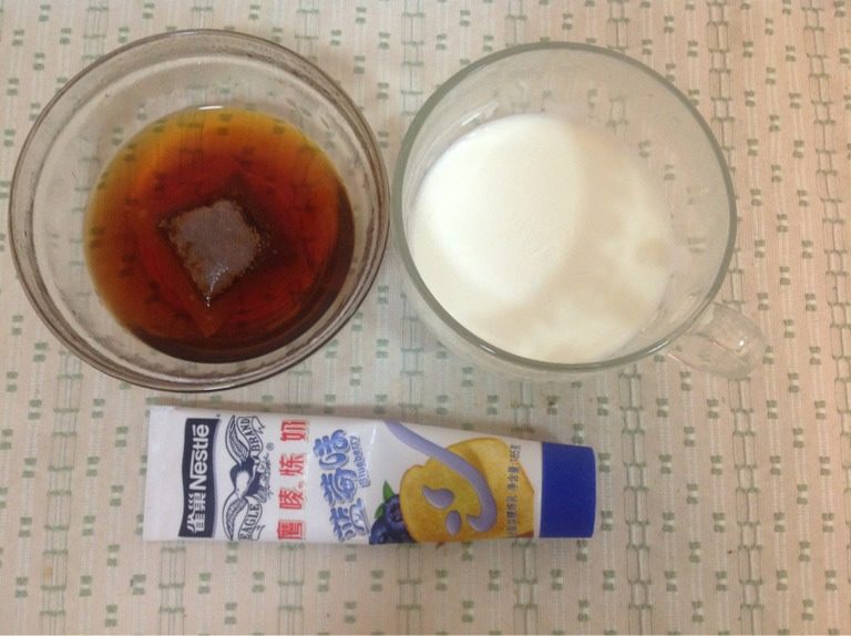 蓝莓奶茶,如图：牛奶放微波炉中大火2分钟，烧好。