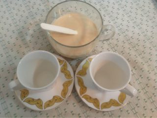 蓝莓奶茶,如图：早餐饮品好了。