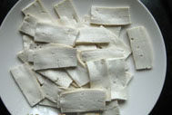 菊花豆腐 ,<a style='color:red;display:inline-block;' href='/shicai/ 476'>北豆腐</a>用开水焯烫，水里再加少量盐，可使豆腐不易破碎。焯烫后沥干水分，切成小块