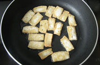 菊花豆腐 ,平底锅里倒油，先将豆腐小火煎至两面金黄