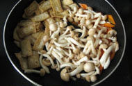 菊花豆腐 ,然后推到一边，放入胡萝卜翻炒一会，再放入白玉菇翻炒