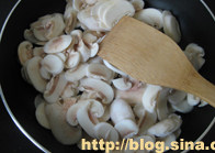 酱烧蘑菇,锅里热油，放入蘑菇煸炒出水