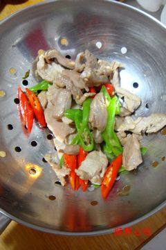干煸花菜,锅中放油，小火将五花肉煸香，并将青红椒放入炒至8成熟，一起盛出备用