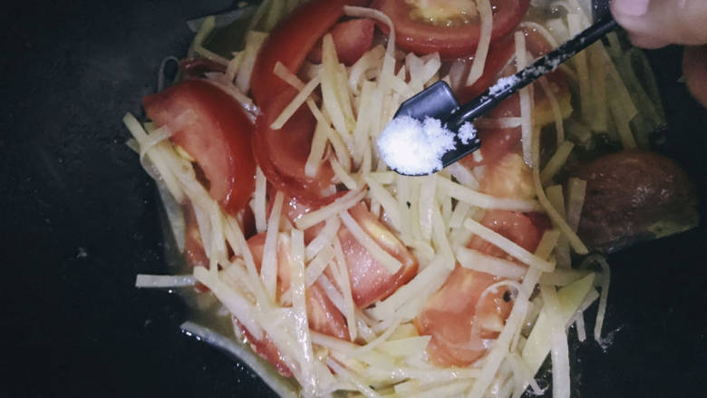 西红柿炒土豆丝,加适量盐
