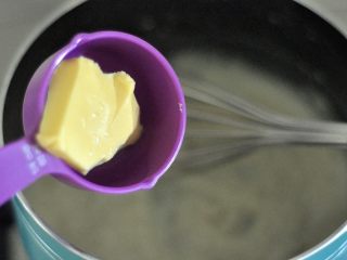 法式水果塔,关火后加入黄油B，搅拌让黄油融合进去。