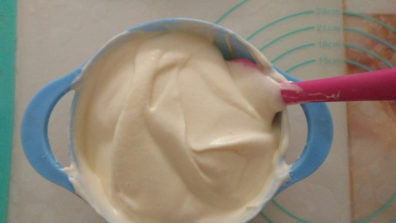 清爽低脂的无油酸奶蛋糕,切拌好的面糊倒入剩余的蛋白中，用刮刀切拌成光滑细腻的面糊。