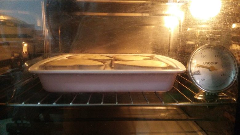 清爽低脂的无油酸奶蛋糕,烤箱预热，烤盘放入下层，150度40分钟。