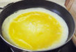 寿司拼盘,鸡蛋打散，平底锅烧热倒少许油，将鸡蛋摊成蛋饼