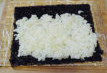寿司拼盘,将米饭铺在海苔上，并摊开，摊均匀（海苔的顶与左右两边要留出空隙不要铺上米饭）