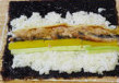 寿司拼盘,在米饭中间摆上黄瓜、蛋饼、大根、烤鳗鱼，以及肉松和蟹腿肉