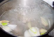 枸杞山药排骨煲,放入葱段姜片，大火煲沸改小火慢慢煲2小时左右