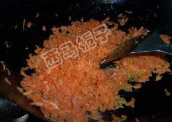 胡萝卜素馅饺子,胡萝卜擦丝剁烂，用油炒软