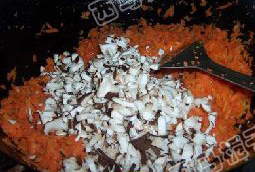 胡萝卜素馅饺子,加入剁碎的香菇