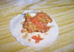 胡萝卜素馅饺子,取一小剂子擀成中间厚边上薄的皮。中间放入馅料