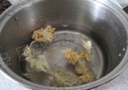 银耳荸荠雪梨羹,将银耳放入锅中，倒入冷水浸泡1小时