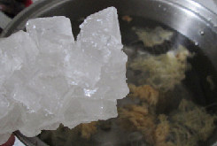 银耳荸荠雪梨羹,将泡好的银耳洗净撕成小朵后加入适量的清水，再加入冰糖