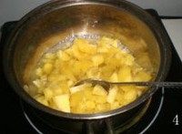 水果果冻,腌好的菠萝连汤汁一起倒入锅中