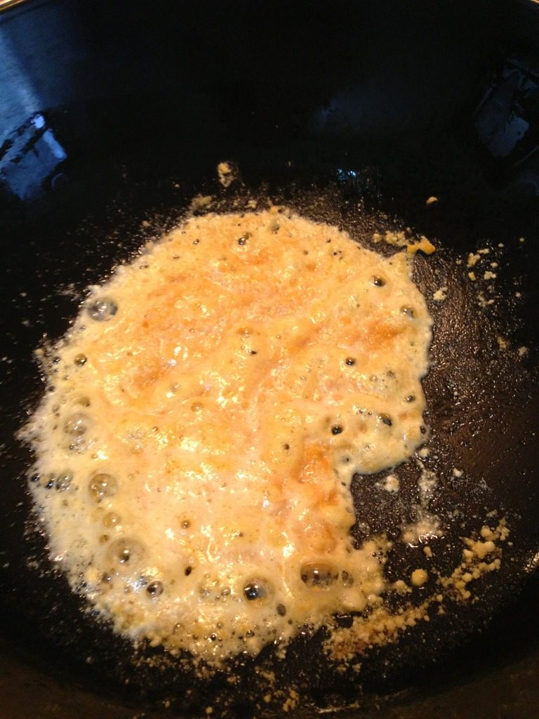 蛋黄冬笋豆腐煲,热锅放油热至六分转中火放入蛋黄末，炒出大泡