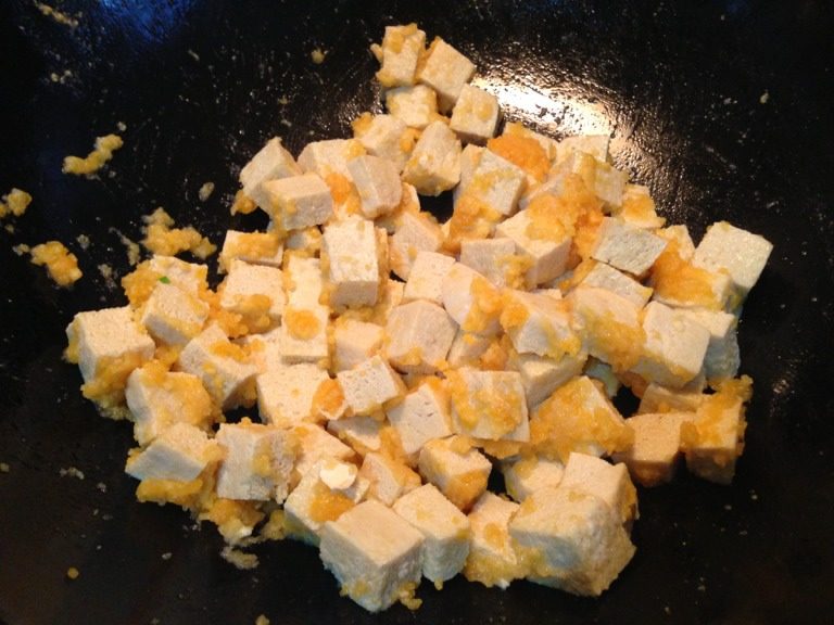 蛋黄冬笋豆腐煲,放入豆腐翻炒均匀