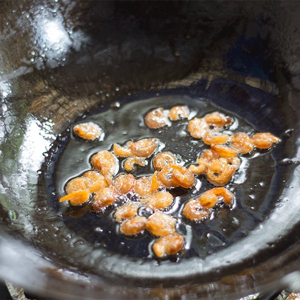 金钩白菜#春意绿#,锅中放油烧热放入虾米炒香后，加入白菜一起炒。