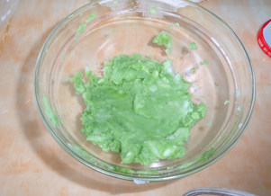 果香山药泥,取出一部分山药泥，加少许细砂糖和抹茶粉，搅匀，制成绿色的山药泥