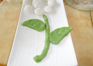 果香山药泥,用绿色的山药泥做成枝干和叶子的形状