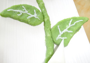 果香山药泥,把白色的山药泥装在裱花袋里，在叶子上描出脉络的形状