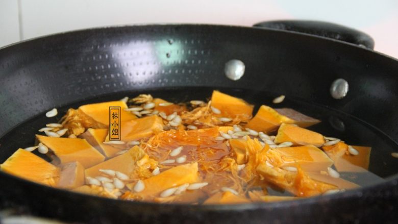 南瓜面疙瘩,锅里倒入清水，将南瓜倒入，煮熟。