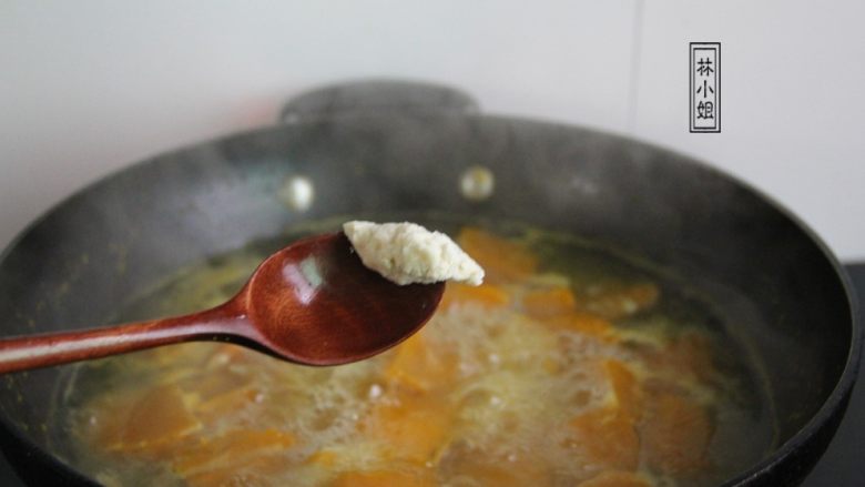 南瓜面疙瘩,待锅内的南瓜烧制8成熟，用勺子将面团刮成小块入锅。