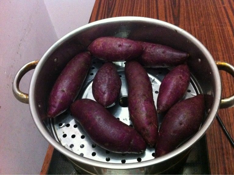 紫薯慕斯,紫薯蒸熟备用