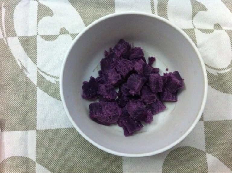 紫薯慕斯,60克紫薯切丁 备用