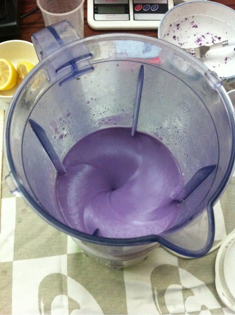 紫薯慕斯,150克 紫薯泥+上一步的牛奶。打顺滑