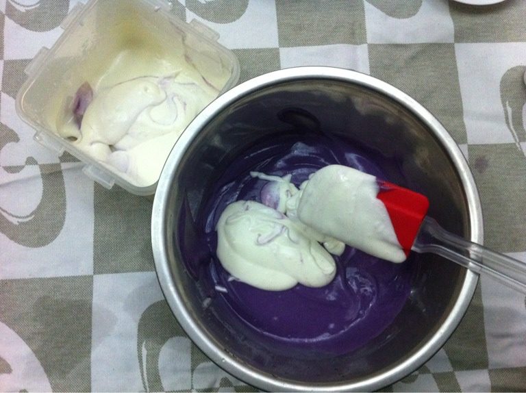 紫薯慕斯,打发好的淡奶油与紫薯糊混合均匀