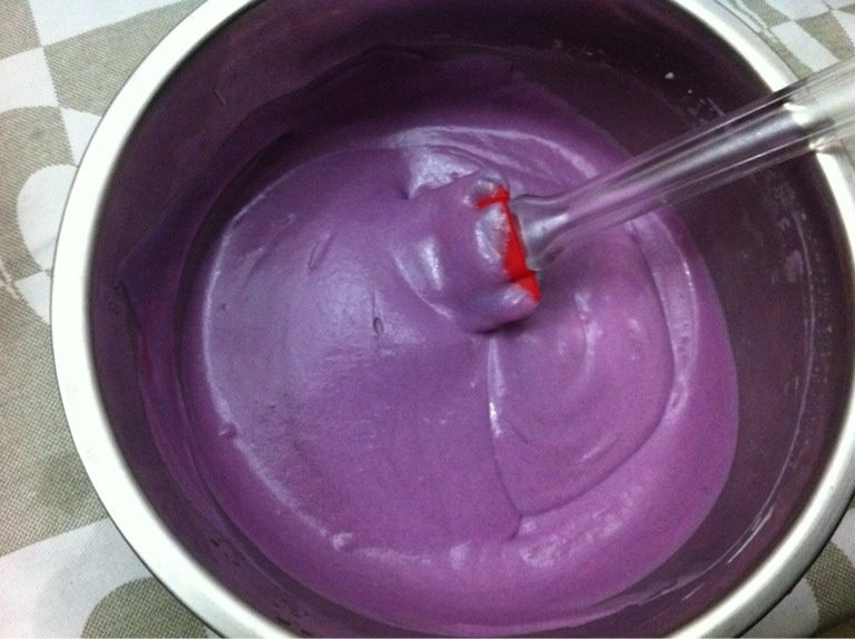 紫薯慕斯,混合均匀后。紫薯糊 颜色变浅 