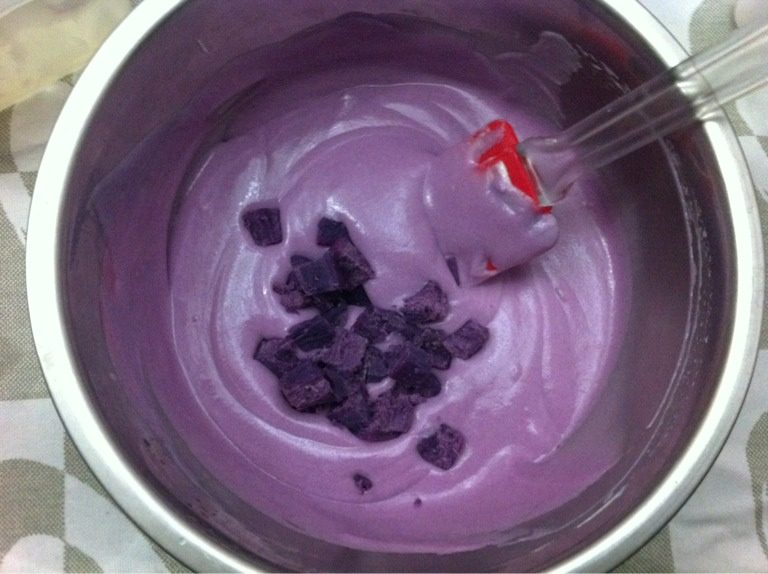 紫薯慕斯,倒入60克 紫薯丁 混合装入模具