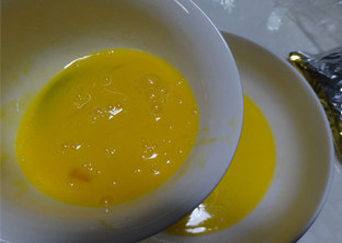 香蕉麦芬,加入打散的鸡蛋液，搅拌均匀