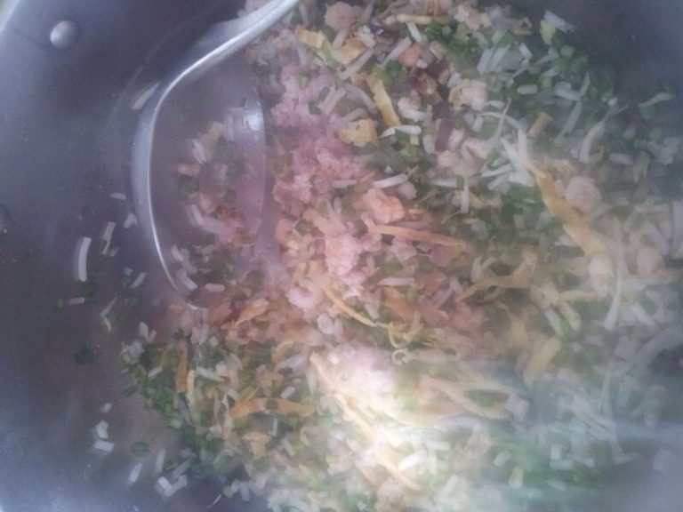 荤素春卷, 将所有菜碎入锅中加少许盐略炒，盛出待冷却备用。