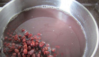 红豆杂粮窝窝头,加适量清水入锅中煮熟