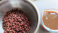 红豆杂粮窝窝头,冷却至和体温差不多时， 分开红豆和煮红豆的汤水