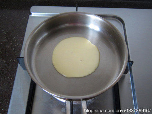 枫糖浆热松饼,烧热平底锅，改小火，用大汤勺舀入一勺面糊，面糊会自动摊成圆形