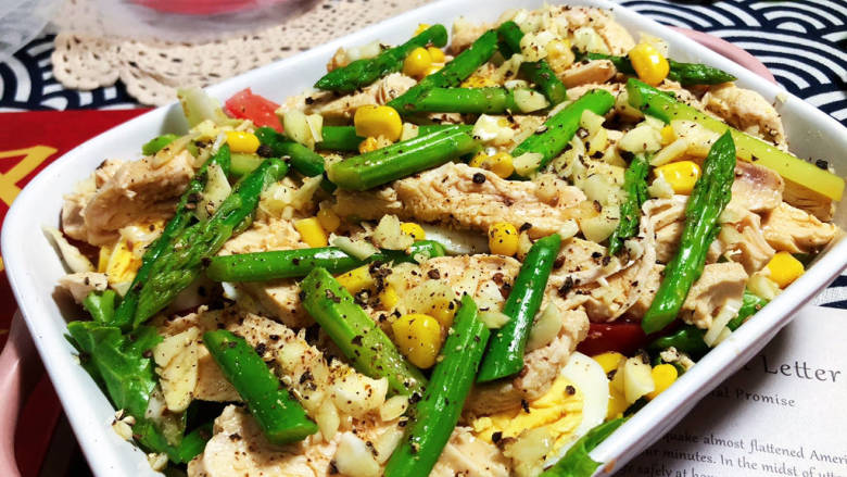 鸡胸肉蔬菜沙拉,这道鸡胸肉蔬菜沙拉，做法简单，鸡胸肉嫩而不柴，蔬菜口感丰富，清淡爽口，健康美味，喜欢的小可爱一起来试试吧😄
