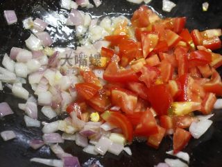 黄金芝士焗意“粉”丨大嘴螺,再在锅中加入番茄，煸炒出汁