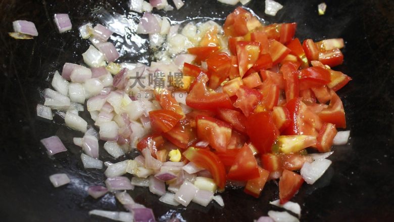 黄金芝士焗意“粉”丨大嘴螺,再在锅中加入番茄，煸炒出汁