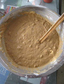红糖鸡蛋发糕,把糖浆，酵母，鸡蛋都放入面粉中，混合均匀